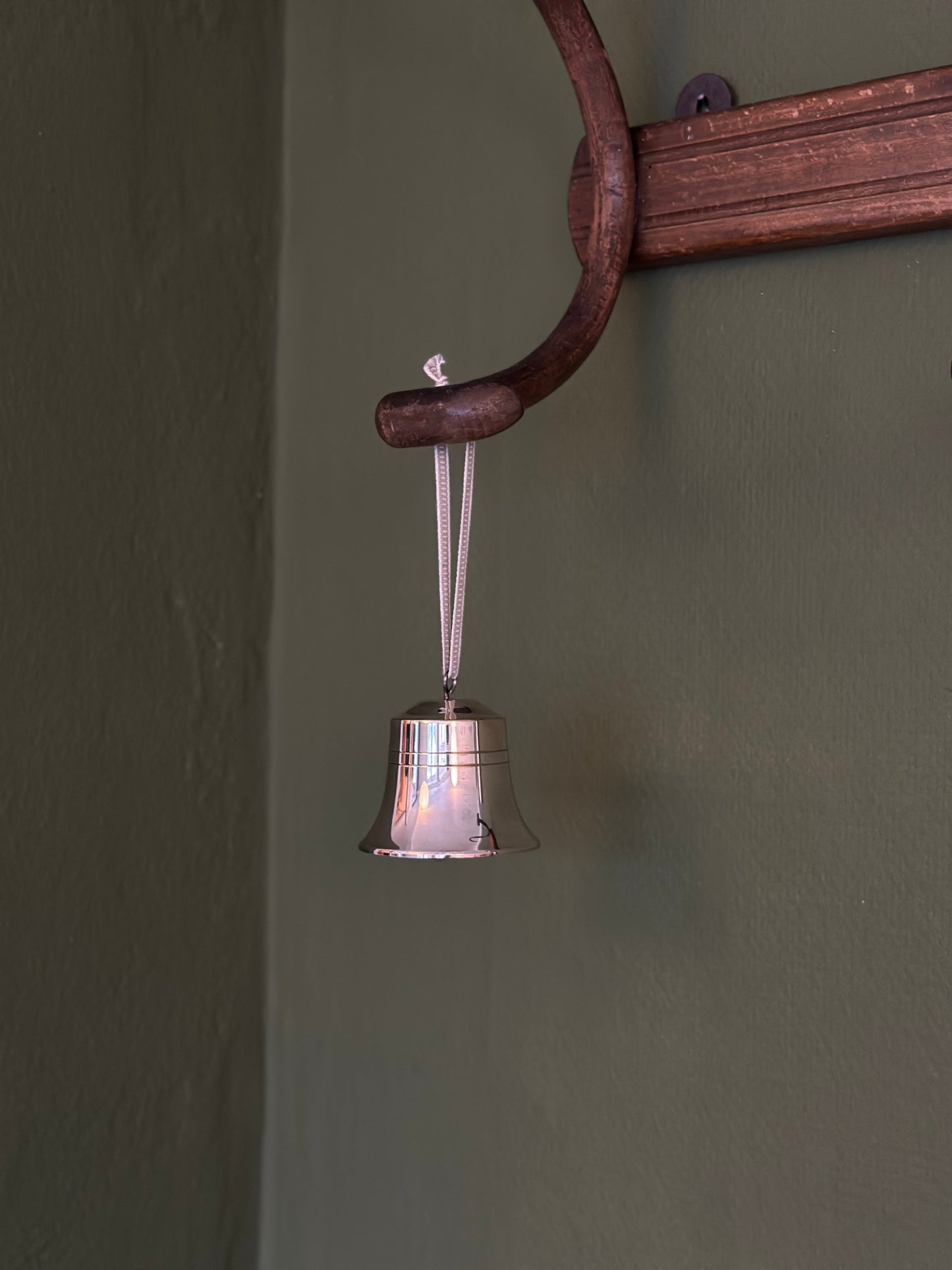 Fin klokke i sølv med bånd