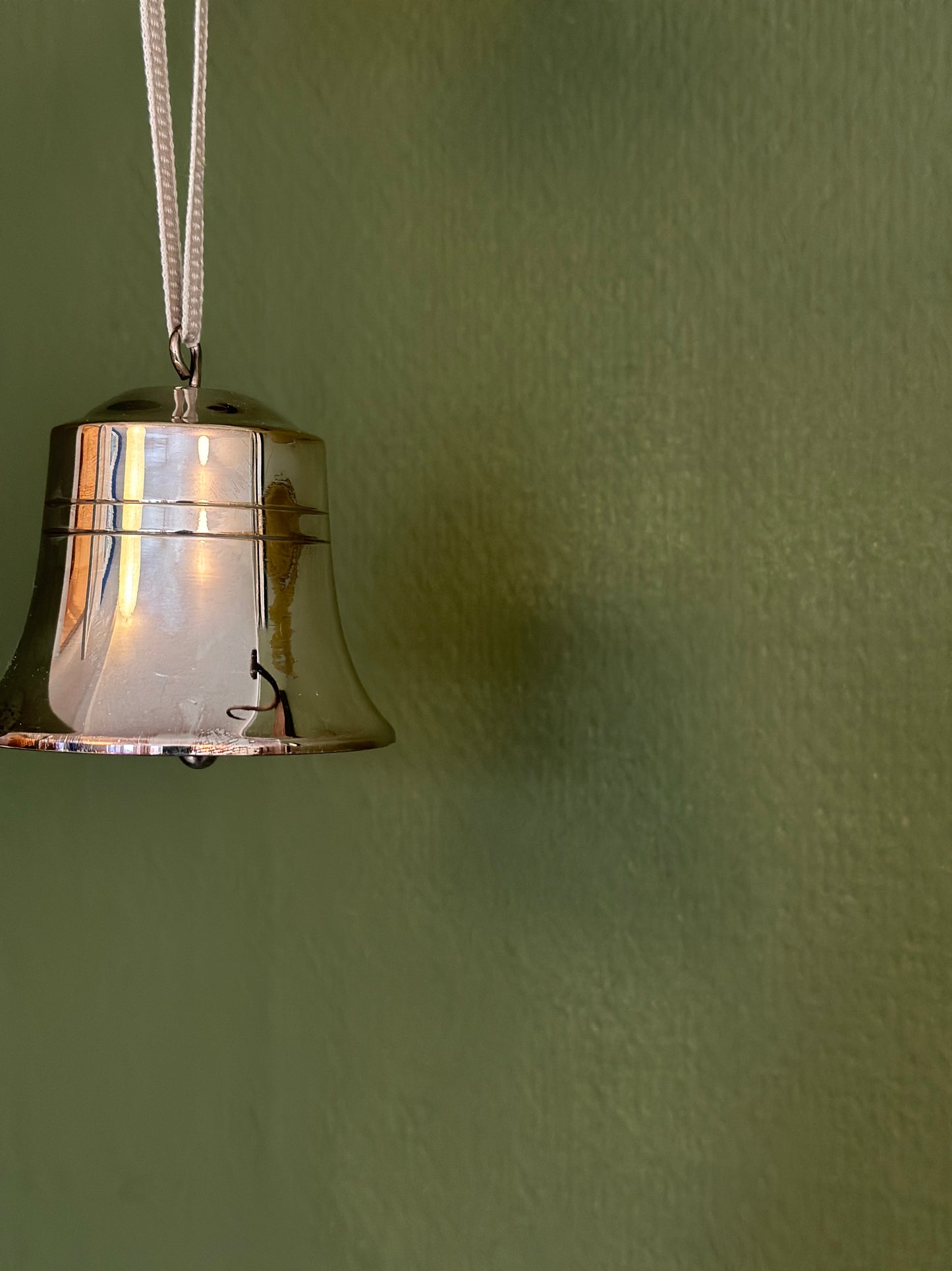 Fin klokke i sølv med bånd