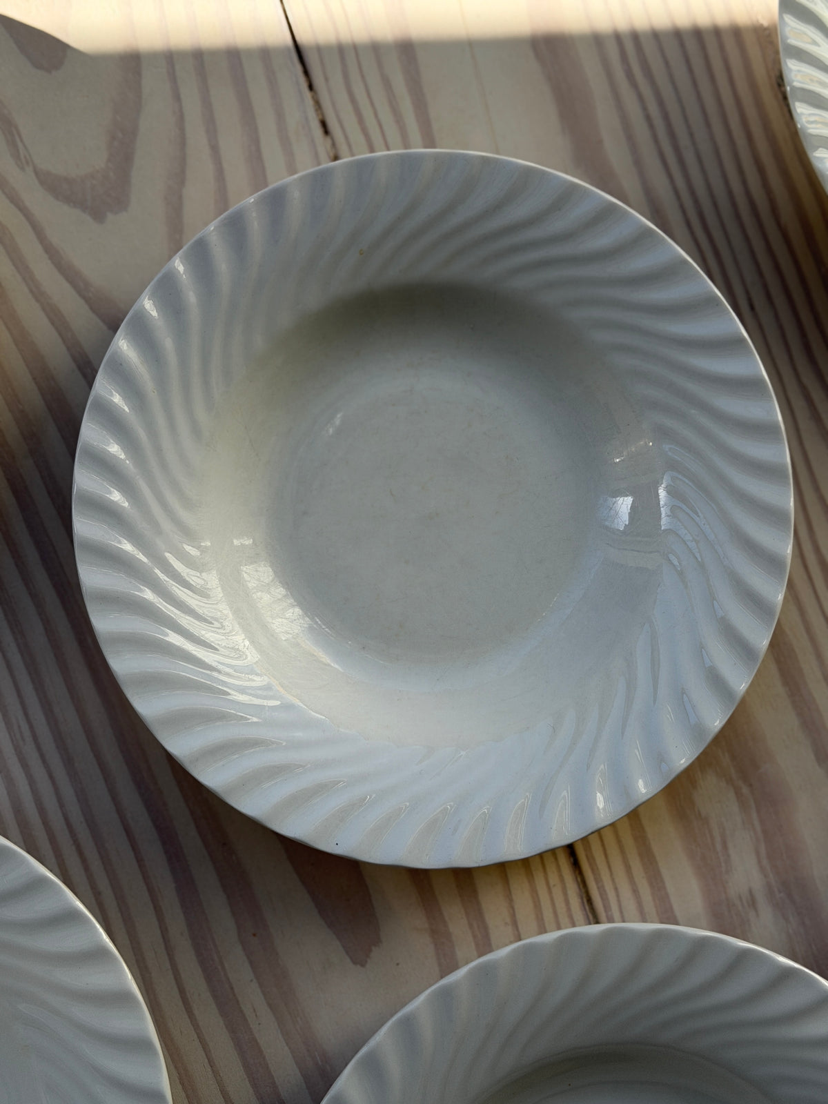 Hvide dybe swirl tallerkner