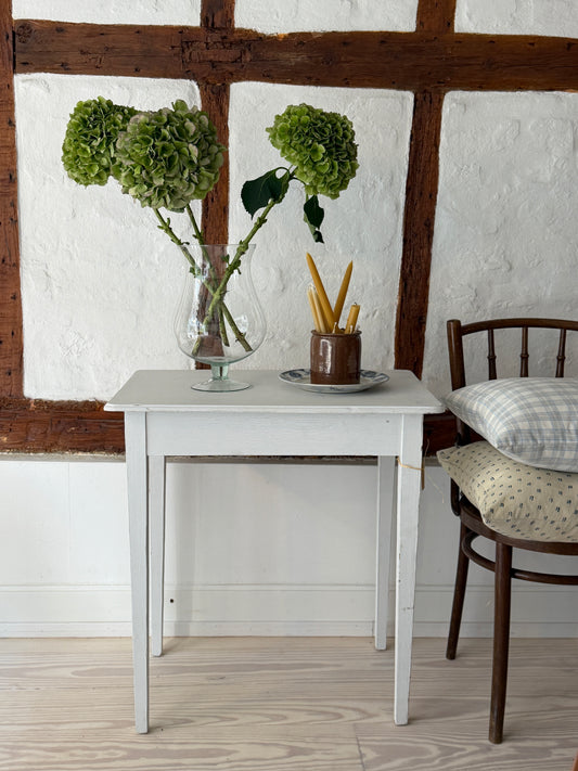 Gråmalet bord