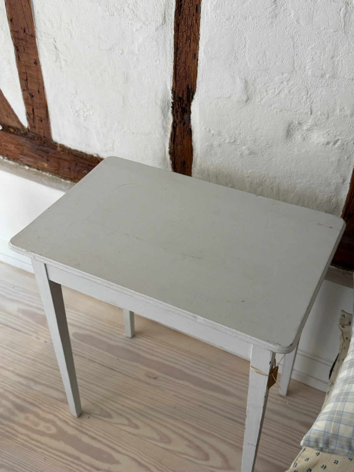 Gråmalet bord