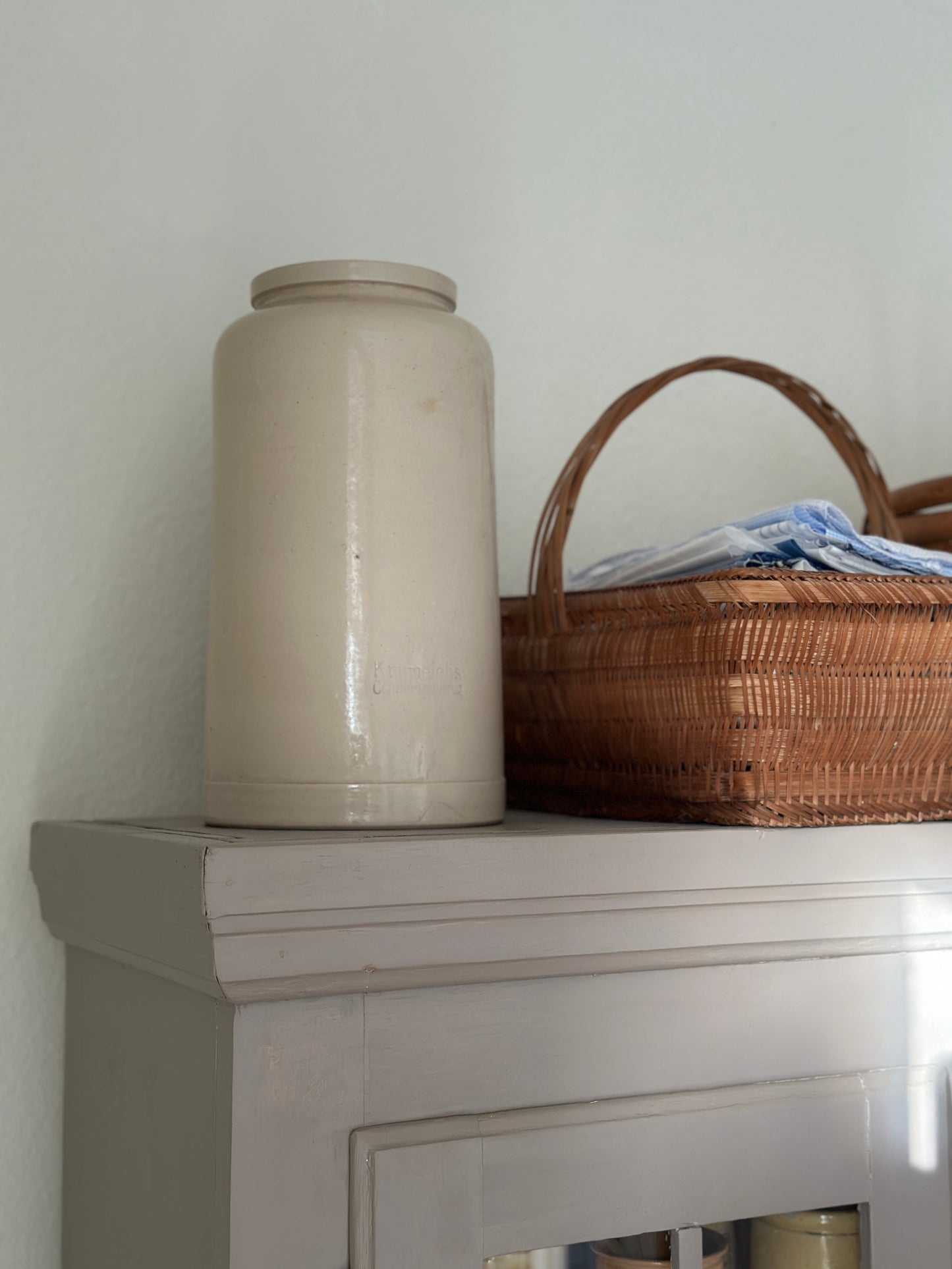 Høj smuk grå krukke