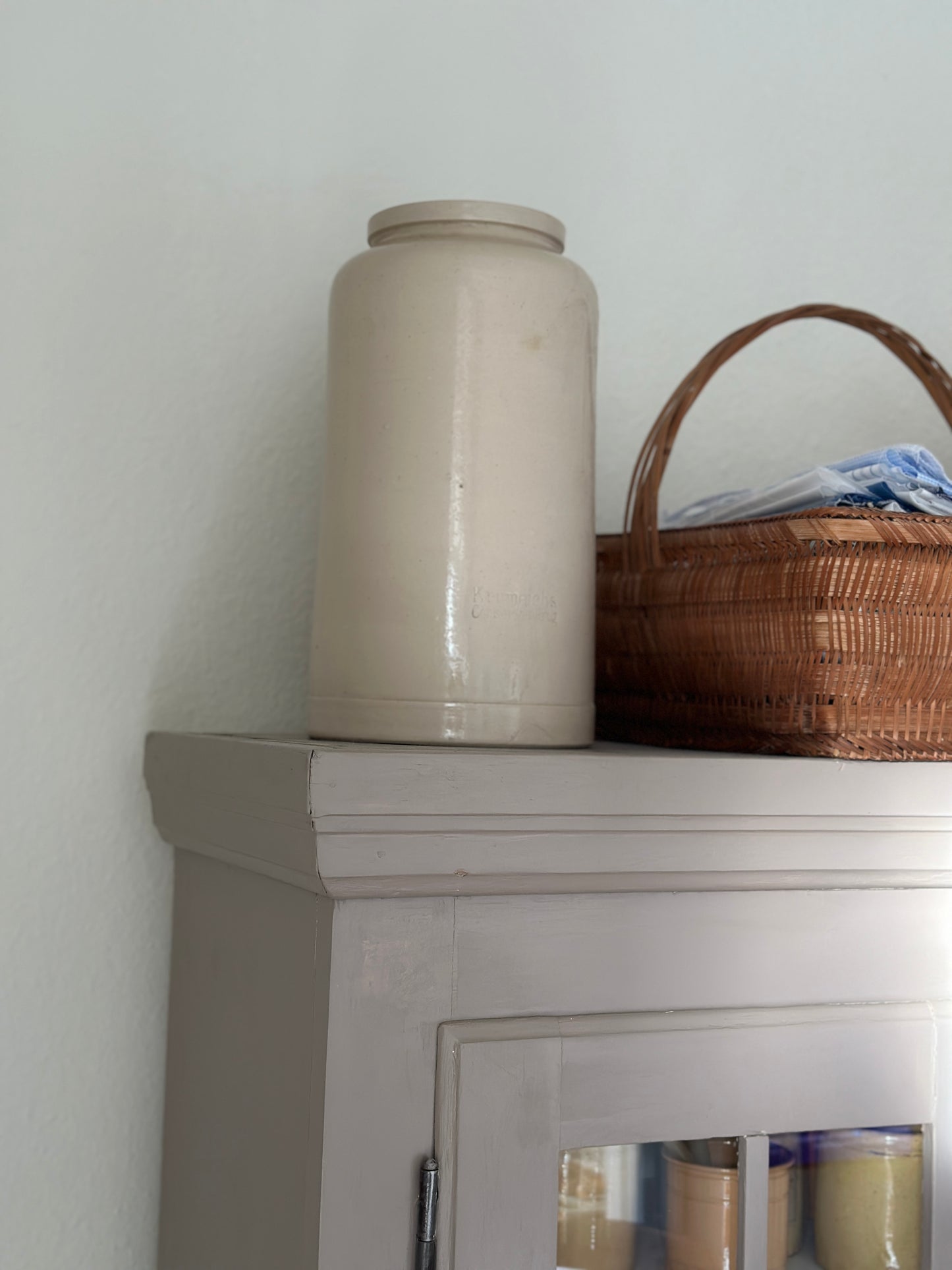 Høj smuk grå krukke