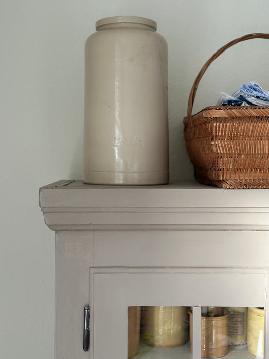 Høj smuk grå krukke