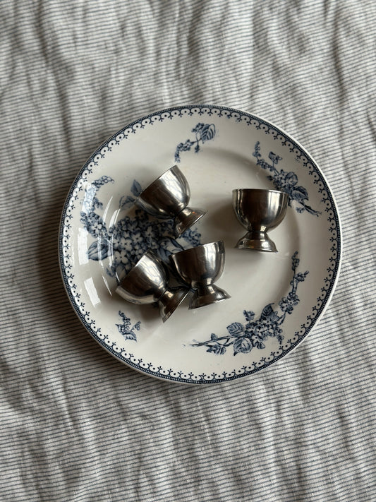 Æggebægere i stål