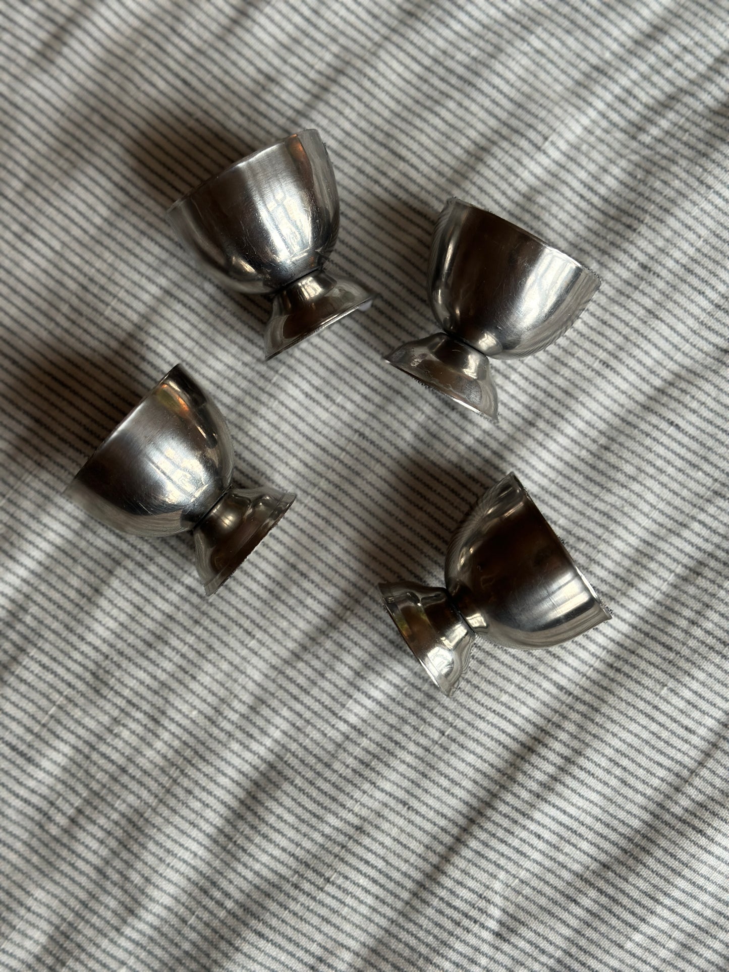 Æggebægere i stål